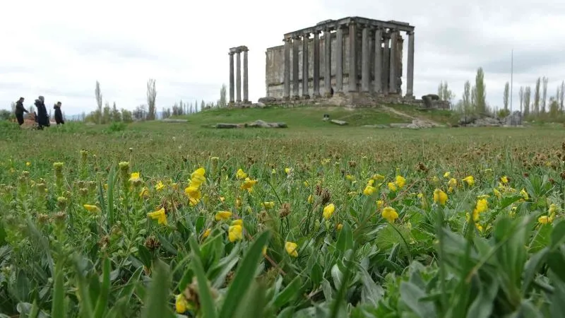 Aizanoi Antik Kenti, ilkbahar manzaralarıyla ayrı bir güzelliğe büründü